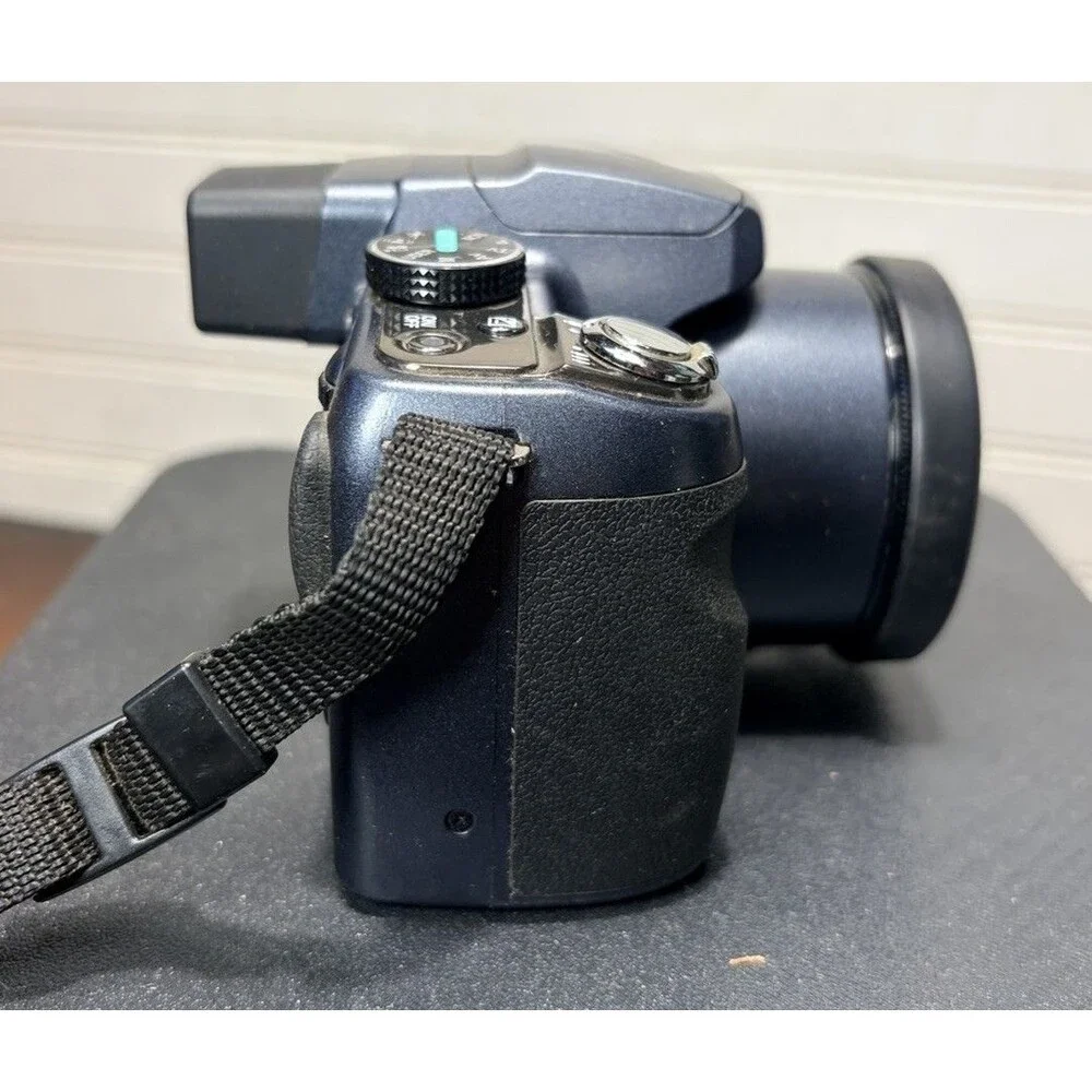 Pentax X90 12.1MP Digital Bridging Camera w/manual, Battery, Charger & Strap